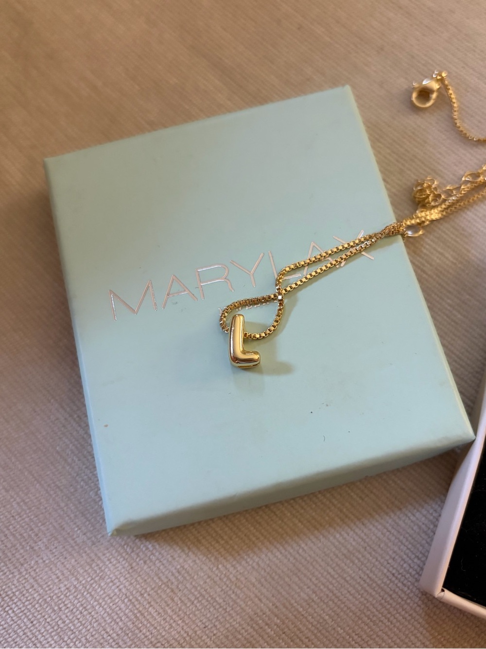 Marylax Gold toned 'L' Initial Pendant Necklace